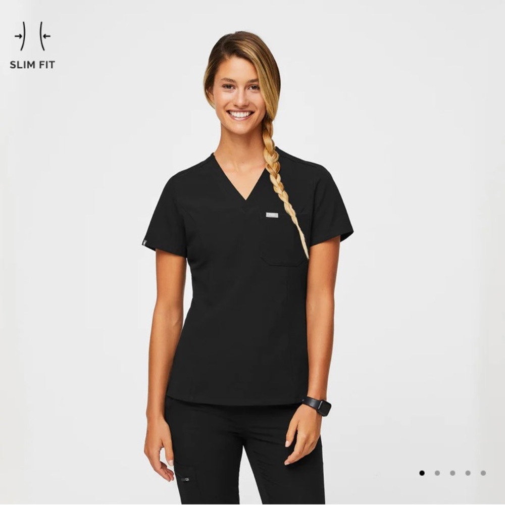 Figs womens catarina one-pocket scrub top, black. Small